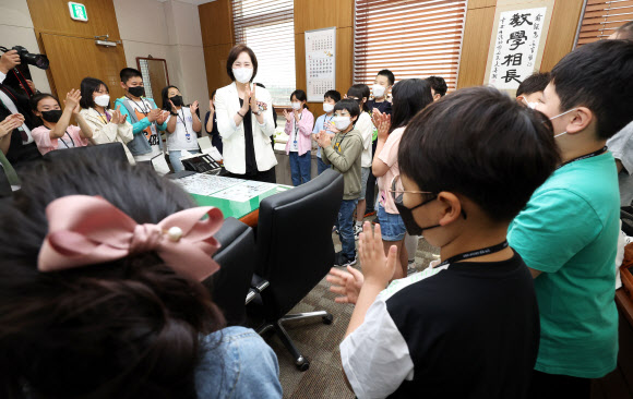 유은혜 부총리 만난 초등학생들
