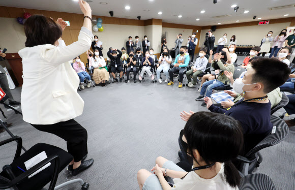 초등학생들 만난 유은혜 부총리