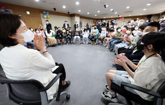 초등학생들 만난 유은혜 부총리