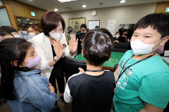 초등학생들과 인사하는 유은혜 부총리