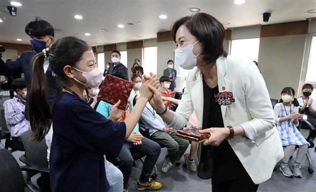 일일교사 유은혜 교육부장관, 어린이들과 즐거운 게임 한판!