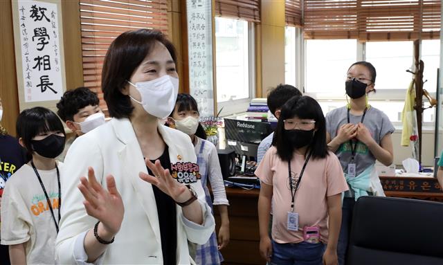 집무실 방문한 어린이들과 이야기 나누는 일일교사 유은혜 교육부장관