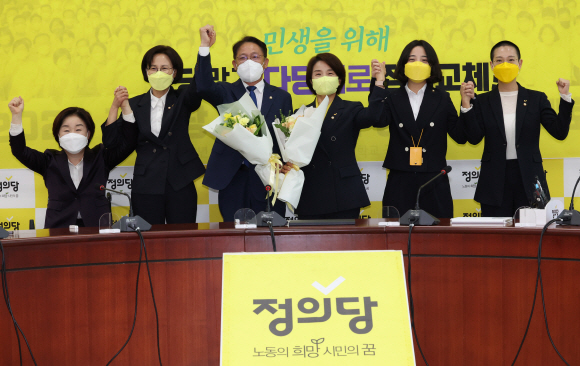 이은주 신임 원내대표 등 정의당 의원들이 4일 국회에서 열린 3기 원내지도부 선출식에서 기념촬영을 하고 있다. 왼쪽부터 심상정 강은미 배진교 이은주 류호정 장혜영 의원.2022. 5. 4 정연호 기자