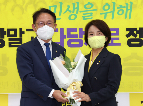 정의당 이은주 신임 원내대표가 4일 국회에서 열린 3기 원내지도부 선출식에서 배진교 전 원내대표로부터 꽃다발을 받고 있다.2022. 5. 4 정연호 기자