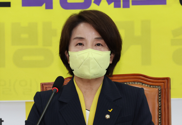정의당 이은주 신임 원내대표가 4일 국회에서 열린 3기 원내지도부 선출식에서 소감을 밝히고 있다.2022. 5. 4 정연호 기자