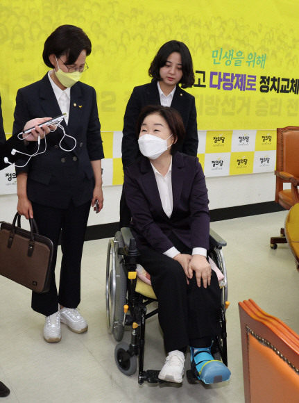 정의당 심상정 의원이 4일 국회에서 열린 3기 원내지도부 선출식에 왼쪽 다리를 다쳐 휠체어를 타고 참석했다.2022. 5. 4 정연호 기자