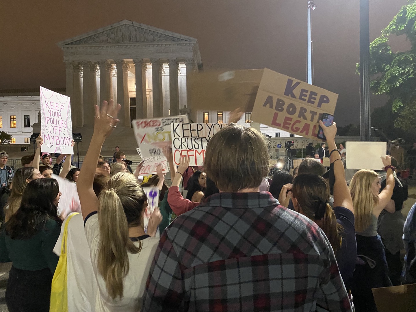 미 연방대법원이 낙태권을 보장한 판결을 뒤집을 거라는 보도가 나온 이튿날인 3일(현지시간) 시위대가 밤늦은 시간까지 워싱턴DC 연방대법원 정문 앞에서 반대 집회를 열고 있다. 워싱턴 이경주 특파원