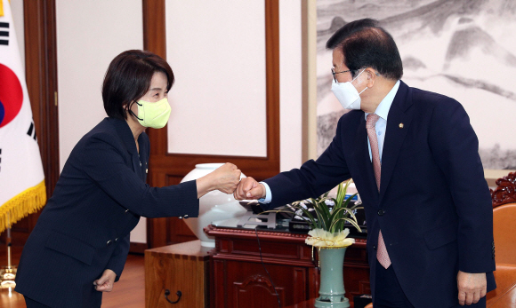 이은주 정의당 새 원내대표(왼쪽)가 4일 오후 국회 박병석 의장을 예방하며 인사를 나누고 있다. 2022. 5. 4 정연호 기자