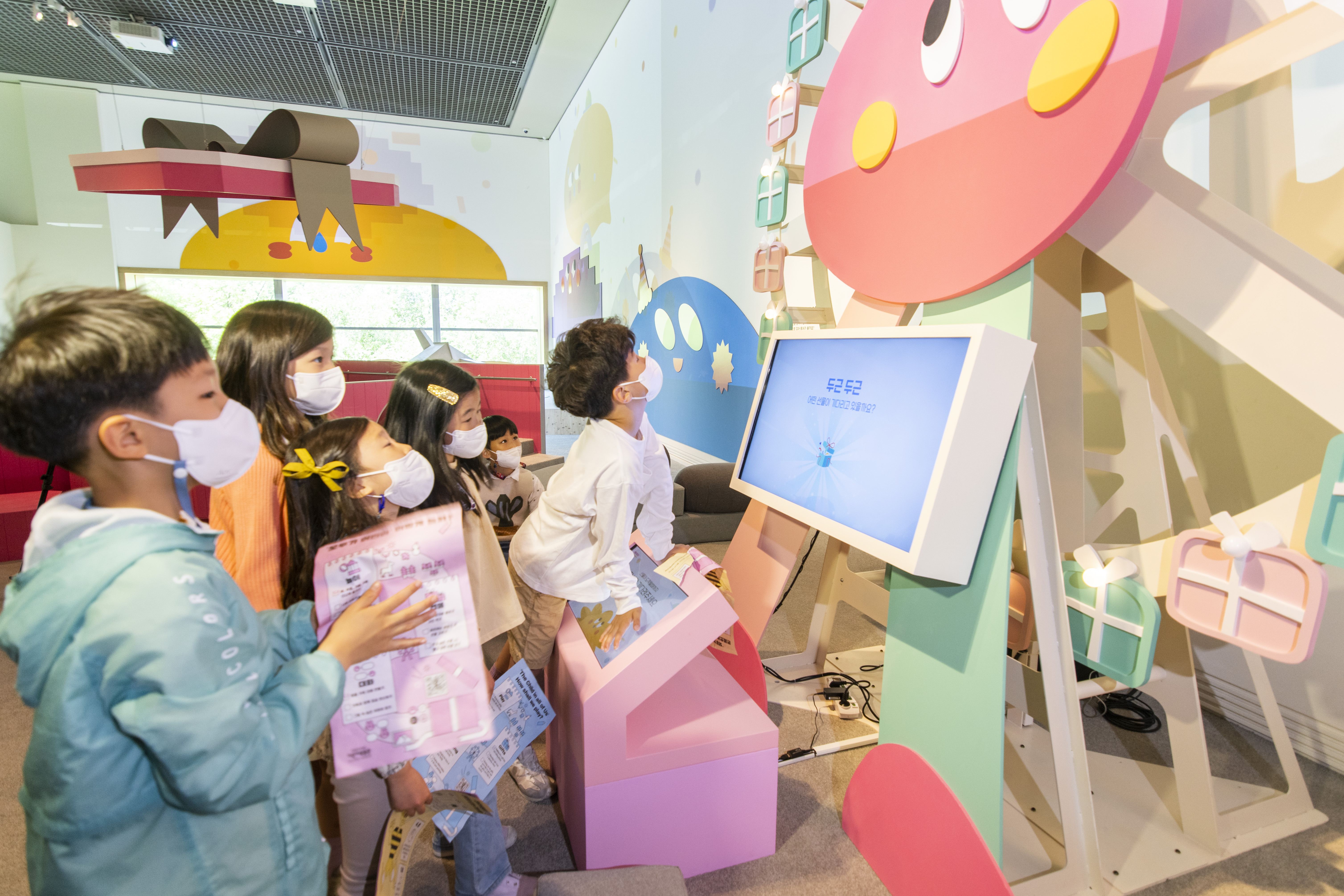 국립중앙박물관을 찾은 어린이들이 선물 공간에서 체험하고 있다. 류재민 기자 phoem@seoul.co.kr