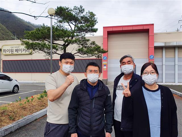 강원랜드에서 세운 사회적 기업인 하이원베이커리 직원들.  강원랜드 사회공헌재단 제공