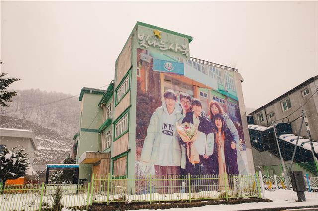문을 닫은 사북초등학교 건물에서 이뤄진 예술 프로젝트 ‘잘가 사북초등학교’에 전시된 이혜진씨의 야외 대형 사진 작품. 이혜진씨 제공
