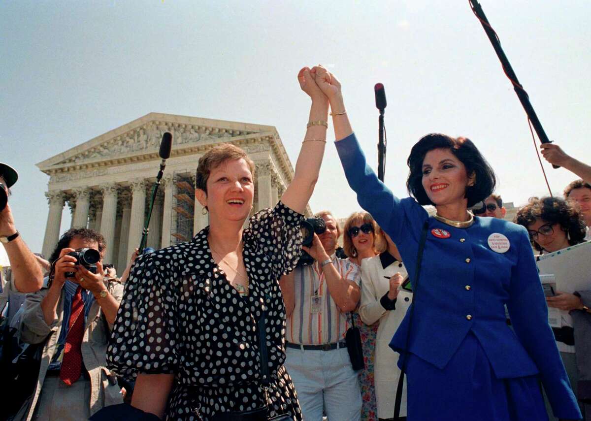 노마 맥코비(왼쪽)가 지난 1973년 미국 연방대법원으로부터 자신의 낙태 권리를 인정받은 뒤 법원을 나서며 변호사 글로리아 올레드와 손을 맞잡고 승리를 축하하고 있다. AP 자료사진 연합뉴스 