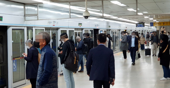 서울시가 2020년 4월 1일부터 잠정 중단해왔던 지하철 심야 연장 운행을 2년 만에 재개한다. 사진은 시민들이 4호선 지하철 승강장에서 열차를 기다리는 모습. 연합뉴스