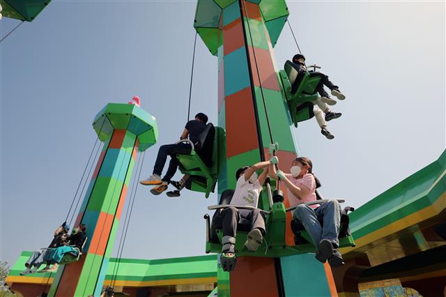 ‘놀이기구 타며 어린이날 즐겨요’