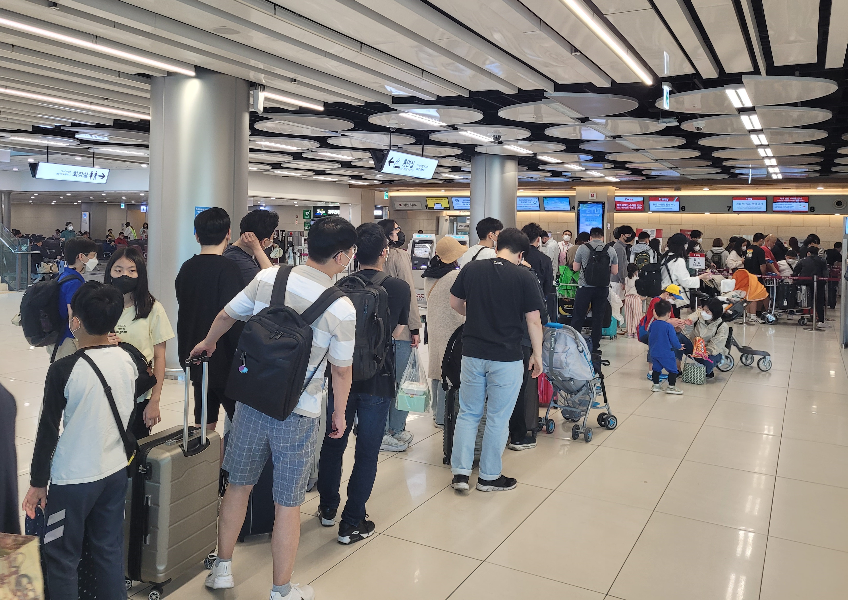 나흘 간의 연휴를 앞두고 5일 김포공항을 찾은 시민들이 탑승수속을 위해 길게 줄을 섰다.