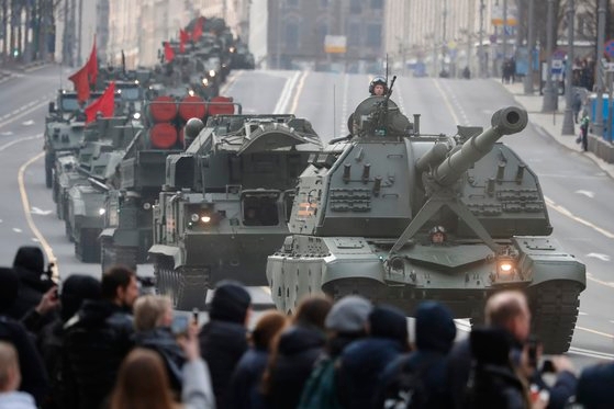 러시아 군인들이 지난달 28일 모스크바에서 열린 전승절 열병식 리허설에서 자주포 차량과 군용 차량을 끌고 붉은 광장 쪽으로 가고 있다. AP 연합뉴스 