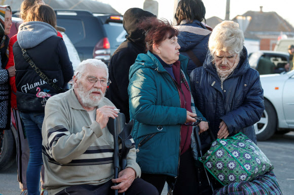 우크라이나 남동부 마리우폴의 아조우스탈 제철소에서 러시아군의 포격을 피해 있던 민간인들이 7일(현지시간) 제철소를 빠져나와 인근 벤지멘네 마을에서 다른 곳으로 옮겨줄 버스 탑승을 기다리고 있다. 벤지멘네 로이터 연합뉴스