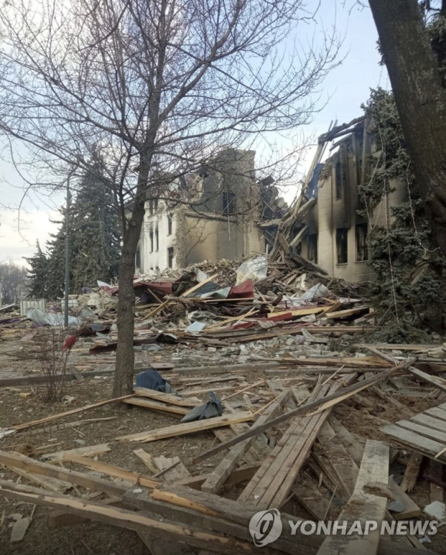 러시아군 폭격에 폐허로 변한 마리우폴 극장 AP연합뉴스