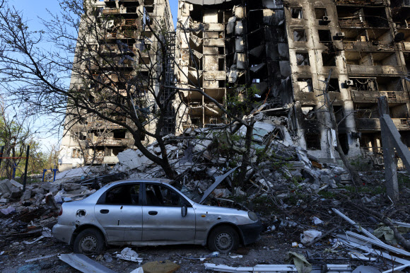 무차별 폭격에 폐허로 변한 마리우폴 아파트