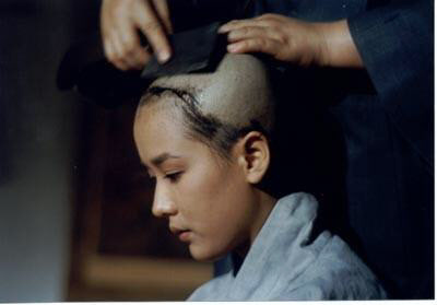 임권택 감독의 ‘아제 아제 바라아제’(1989)에서 고인이 연기한 순녀가 비구니가 되기 위해 머리를 깎는 장면. 태흥영화사 제공