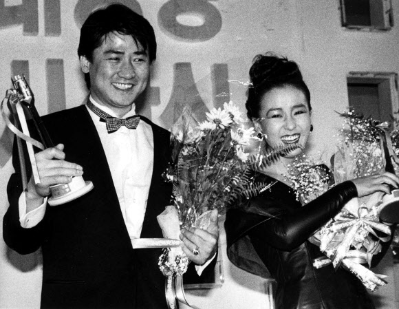 1987년 12월 제26회 대종상 영화제에서 ‘우리는 지금 제네바로 간다’에 함께 출연한 이영하(왼쪽)와 함께 남녀주연상을 받고 기뻐하는 모습. 연합뉴스