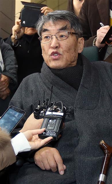 1974년 민청학련 사건으로 투옥됐던 김지하 시인이 2013년 1월 재심에서 39년 만에 무죄 판결을 받은 뒤 질문에 답하는 모습. 연합뉴스