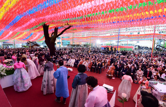 8일 오전 서울 종로구 조계사에서 열린 ‘불기2566년 부처님 오신날 법요식’ 참석자들이 헌화를 하고 있다.2022. 5. 8 정연호 기자