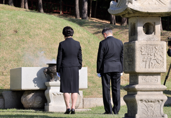 문재인 대통령과 김정숙 여사가 9일 오전 서울 용산구 효창공원 백범 김구선생 묘역를 참배하고 있다. 2022. 5. 9  박지환 기자