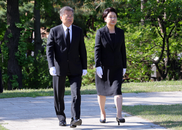 문재인 대통령과 김정숙 여사가 9일 오전 서울 용산구 효창공원 삼의사 묘역을 참배하기 위해 이동하고 있다.  청와대사진기자단