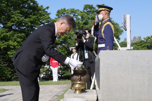 문재인 대통령과 김정숙 여사가 9일 오전 서울 용산구 효창공원 임정 요인의 묘역에 분향하고 있다.  청와대사진기자단
