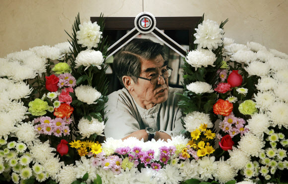 9일 오전 강원 원주시 원주세브란스기독병원 장례식장에 김지하 시인의 빈소가 마련돼 있다. ‘타는 목마름으로’, ‘오적’ 등의 작품을 남긴 김지하(본명 김영일) 시인은 전날 오후 4시 원주시 판부면 자택에서 지병으로 숨을 거뒀다. 향년 81세. 2022.5.9  연합뉴스