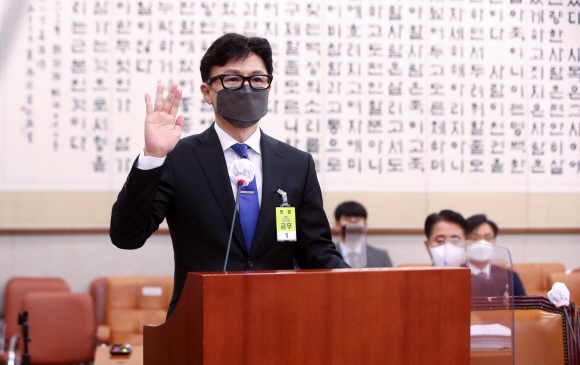 한동훈 법무부장관 후보자가 9일 서울 여의도 국회에서 열린 인사청문회에 출석해 선서를 하고 있다.2022. 5. 9 <br>김명국 기자