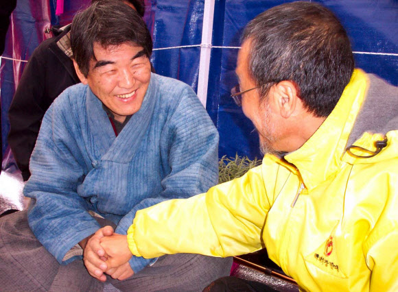 ‘타는 목마름으로’, ‘오적’ 등의 작품을 남긴 김지하 시인이 8일 별세했다. 향년 81세. 시인은 최근 1년여 동안 투병생활을 한 끝에 이날 오후 강원도 원주 자택에서 타계했다고 토지문화재단 관계자가 이날 전했다. 사진은 지난 2003년 11월 28일 전북 부안군 수협 앞에서 천막 단식농성을 벌이고 있는 문규현 신부를 찾아 대화를 나누는 모습. 2022.5.8 연합뉴스