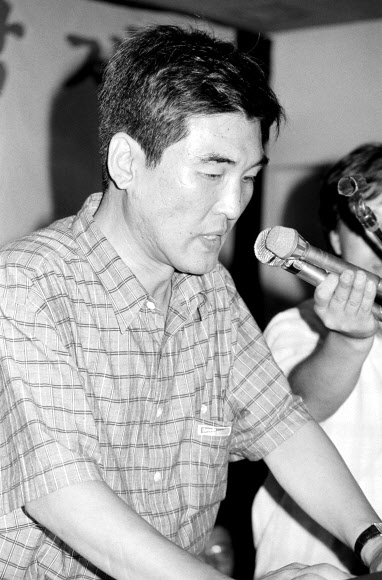 ‘타는 목마름으로’, ‘오적’ 등의 작품을 남긴 김지하 시인이 8일 별세했다. 향년 81세. 시인은 최근 1년여 동안 투병생활을 한 끝에 이날 오후 강원도 원주 자택에서 타계했다고 토지문화재단 관계자가 이날 전했다. 사진은 지난 1988년 9월 1일 서울 여의도 백인회관에서 열린  88서울민족문학 페스티발에서 세계문인들에게 보내는  메시지를 낭독 하고 있는 모습. 2022.5.8  연합뉴스