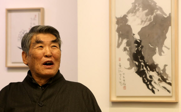 ‘타는 목마름으로’, ‘오적’ 등의 작품을 남긴 김지하 시인이 8일 별세했다. 향년 81세. 시인은 최근 1년여 동안 투병생활을 한 끝에 이날 오후 강원도 원주 자택에서 타계했다고 토지문화재단 관계자가 이날 전했다. 사진은 지난 2014년 10월 31일 서울 종로구 견운동 옥션단에서 열린 수묵산수전 ‘빈 산’ 기자간담회를 하고 있는 모습. 2022.5.8  연합뉴스