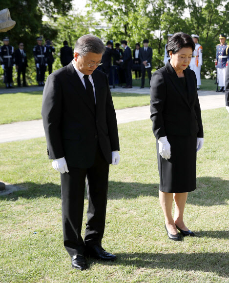 문재인 대통령과 김정숙 여사가 9일 오전 서울 용산구 효창공원 내 백범 김구 묘역에 헌화, 분향한 뒤 묵념을 하고 있다.  2022.5.9  연합뉴스