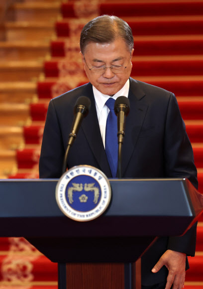 문재인 대통령이 9일 오전 청와대 본관에서  임기 내 소회와 대국민 메시지를 담은 퇴임연설을 한 뒤 인사하고 있다. 2022.5.9  연합뉴스