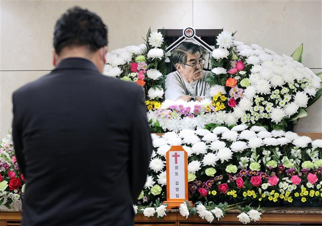 9일 강원 원주시 연세세브란스기독병원 장례식장에 마련된 故김지하 시인(본명 김영일)의 빈소에 친·인척 등 조문객의 발걸음이 이어지고 있다.  한국을 대표하는 저항시인이자 생명운동에 헌신한 고인은 ‘타는 목마름으로’, ‘오적’(五賊) 등의 작품을 남기고 지난 8일 암 투병 생활 끝에 81세의 나이로 별세했다.  발인은 11일 오전 9시이며 장지는 원주시 흥업면 선영이다. 2022.5.9 뉴스1