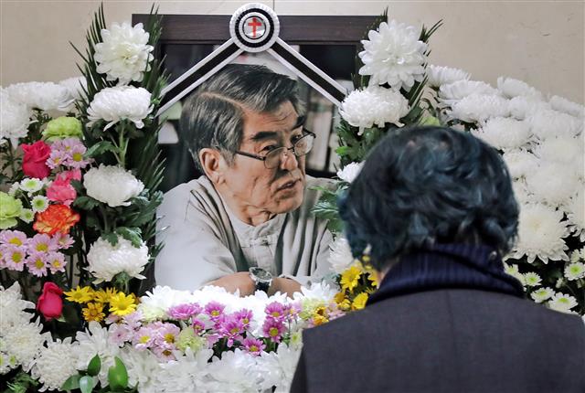 9일 강원 원주시 연세세브란스기독병원 장례식장에 마련된 故김지하 시인(본명 김영일)의 빈소에 친·인척 등 조문객의 발걸음이 이어지고 있다.  한국을 대표하는 저항시인이자 생명운동에 헌신한 고인은 ‘타는 목마름으로’, ‘오적’(五賊) 등의 작품을 남기고 지난 8일 암 투병 생활 끝에 81세의 나이로 별세했다.  발인은 11일 오전 9시이며 장지는 원주시 흥업면 선영이다. 2022.5.9 뉴스1