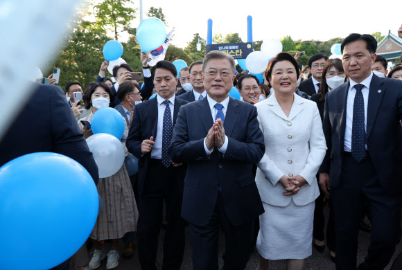 마지막 퇴근하는 문재인 대통령