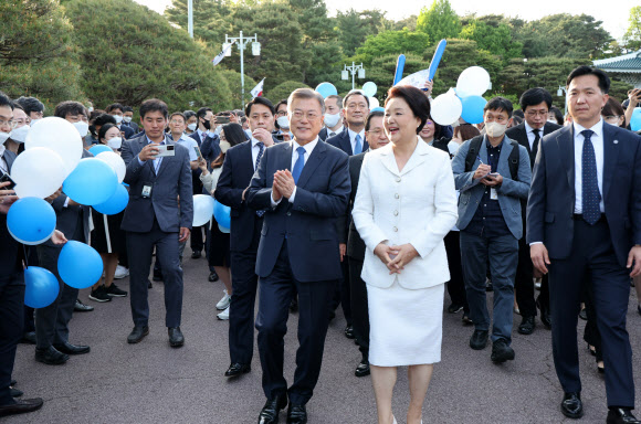 마지막 퇴근하는 문재인 대통령