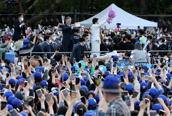 시민들에게 케이크 받은 문 대통령