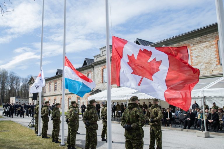 지난 5일 에스토니아 수도 탈린에 위치한 나토(북대서양조약기구) 산하 사이버방위센터(CCDCOE)에 신규 가입국인 한국(왼쪽부터)과 룩셈부르크, 캐나다의 국기가 게양되고 있다. CCDCOE 홈페이지 캡처