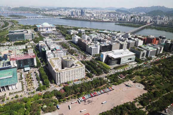 제20대 대통령 취임식이 열리는 10일 오전 행사장이 마련된 국회의사당으로 시민들이 입장하고 있다.2022. 5. 10 김명국 기자