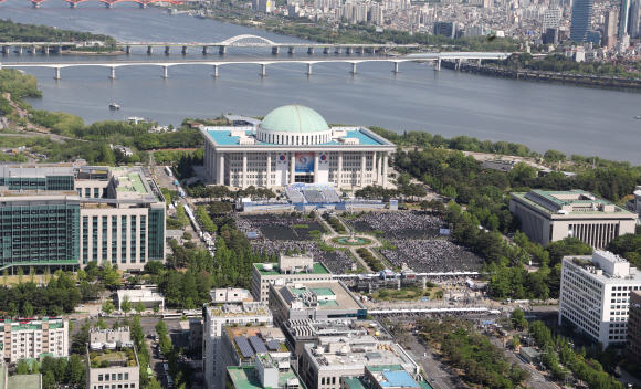 제20대 대통령 취임식이 열리는 10일 오전 행사장이 마련된 국회의사당으로 시민들이 입장하고 있다.2022. 5. 10 김명국 기자