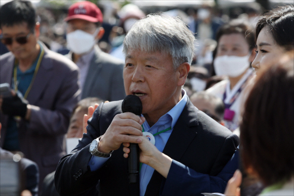 산악인 엄홍길이 10일 오전 서울 여의도 국회에서 열린 윤석열 제20대 대통령 취임식에 참석해 사전행사 인터뷰를 하고 있다.2022. 5. 10 김명국 기자