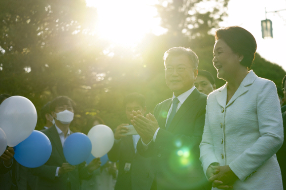 문재인 전 대통령이 9일 오후 청와대를 걸어 나와 직원들과 인사하고 있다. 2022.5.9 청와대 제공