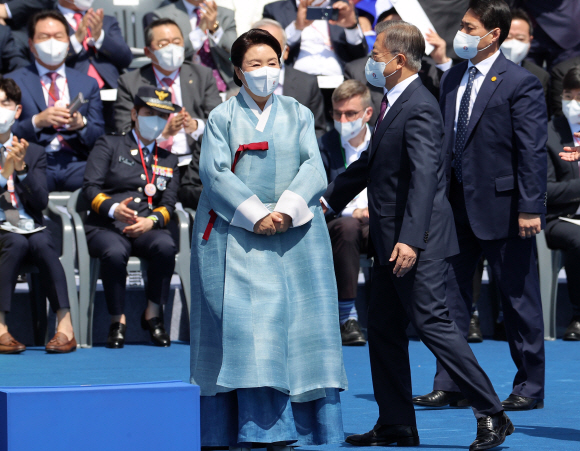 문재인 전 대통령과 김정숙 여사가 10일 서울 여의도 국회에서 열린 제20대 윤석열 대통령 취임식에 참석하고 있다. 김명국 기자