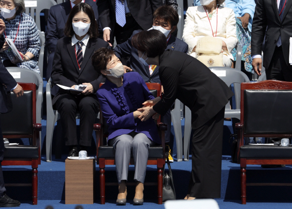 박근혜 전 대통령이 10일 오전 제20대 대통령 취임식이 열린 서울 여의도 국회에서 이명박 전 대통령 부인 김윤옥 여사와 인사하고 있다. 2022. 5. 10  김명국 기자