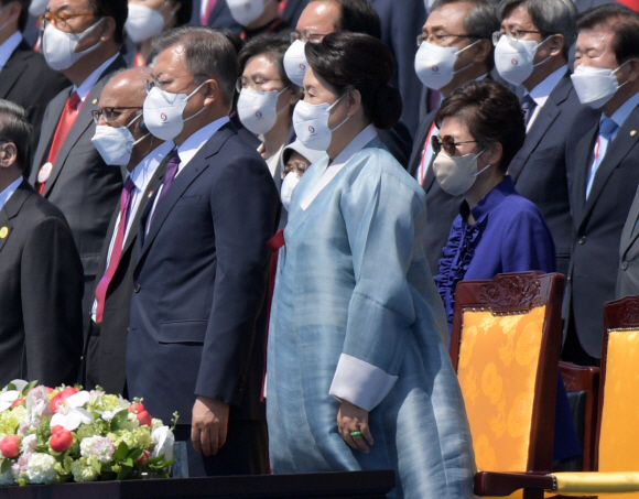 10일 서울 여의도 국회의사당 앞 잔디마당에서 열린 제20대 대통령 취임식에서 문재인 대통령 전 내외, 박근혜 전 대통령이 참석하고 있다. 김명국 기자